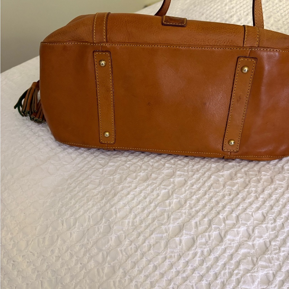 Elegant Tan Leather Handbag - Picture 8 of 8